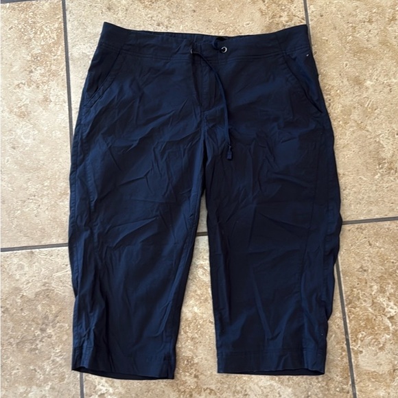 NWOT Columbia BLACK Capris StretchyDesign
PERFECT CONDITION-Never worn (too big) - Picture 10 of 10